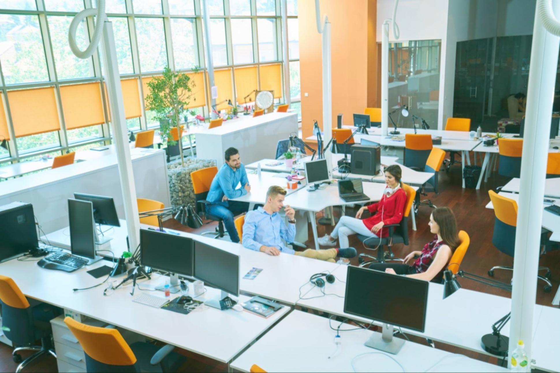 Účastníci sledující webinář o plánování rodinného rozpočtu