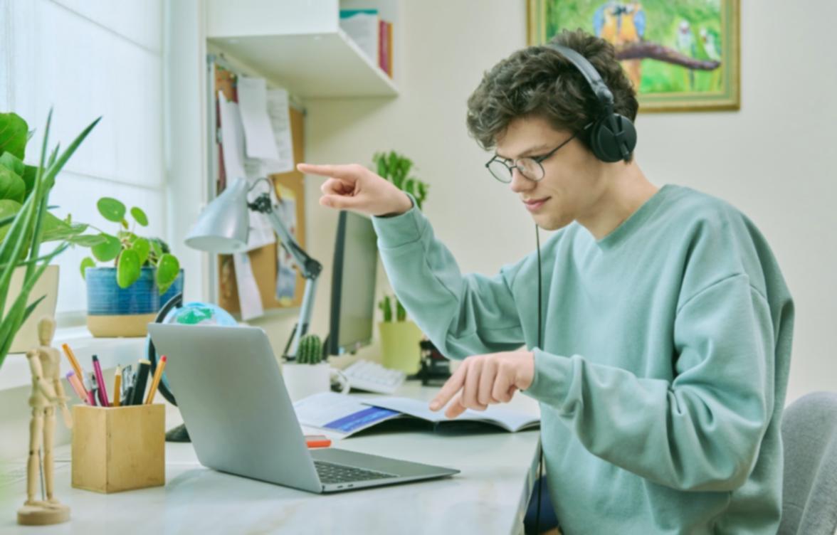 Přednášející u tabule s grafem sezónních výdajů
